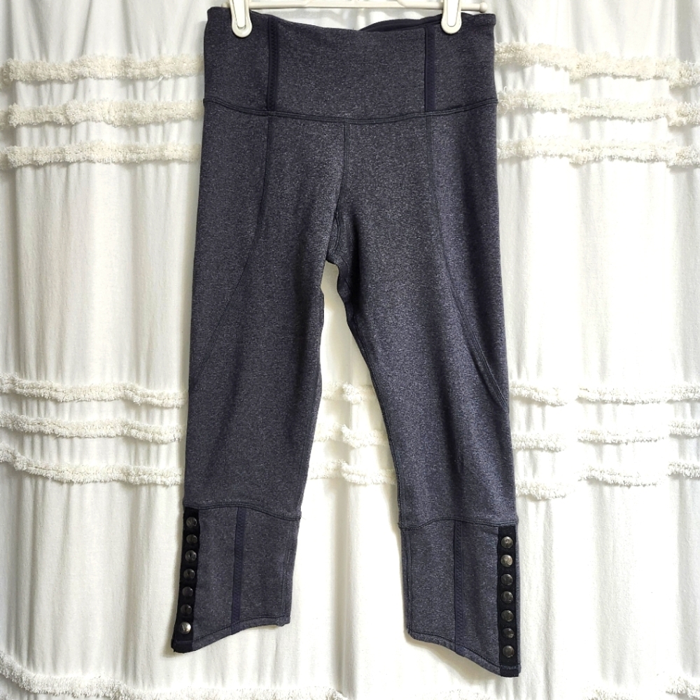 Women's Grey Button-Cuff High-Waist Capri Leggings